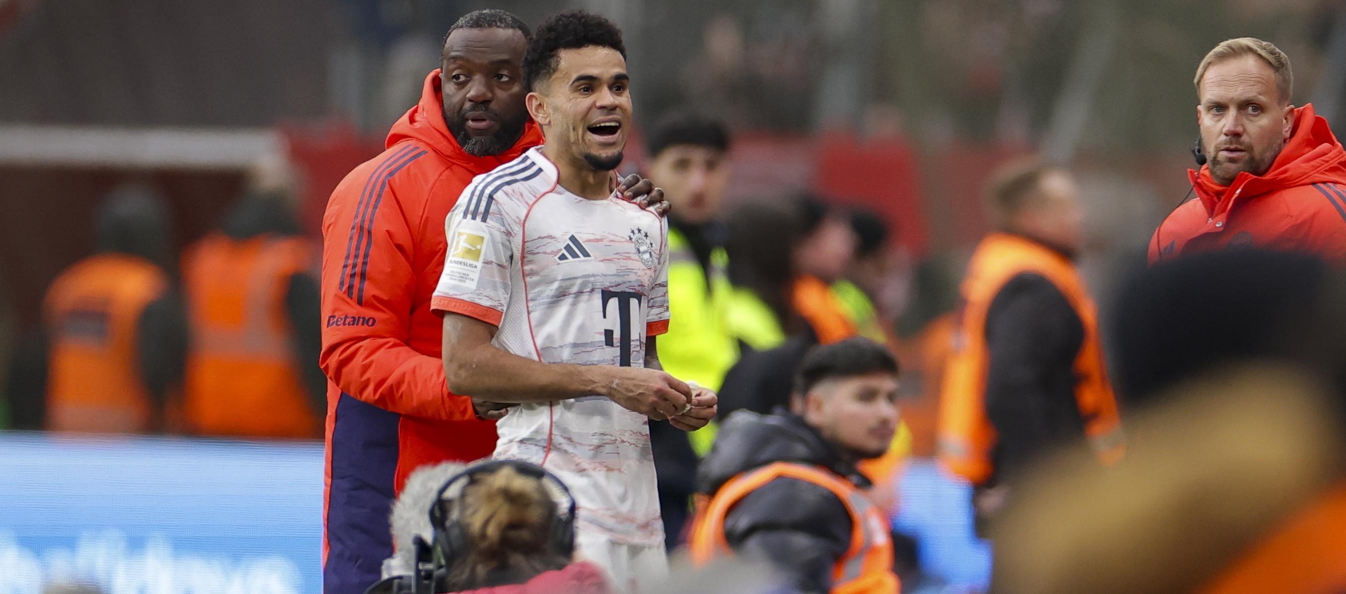 Luis Díaz abandona la cancha tras ser expulsado en el partido contra el Bayer Leverkusen.