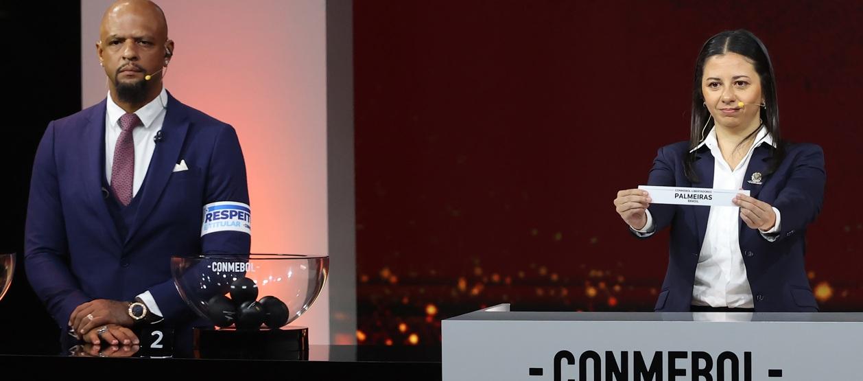 Luciana Antunes, gerenta de competiciones de la Conmebol, muestra el nombre de Palmeiras, uno de los rivales del Junior.