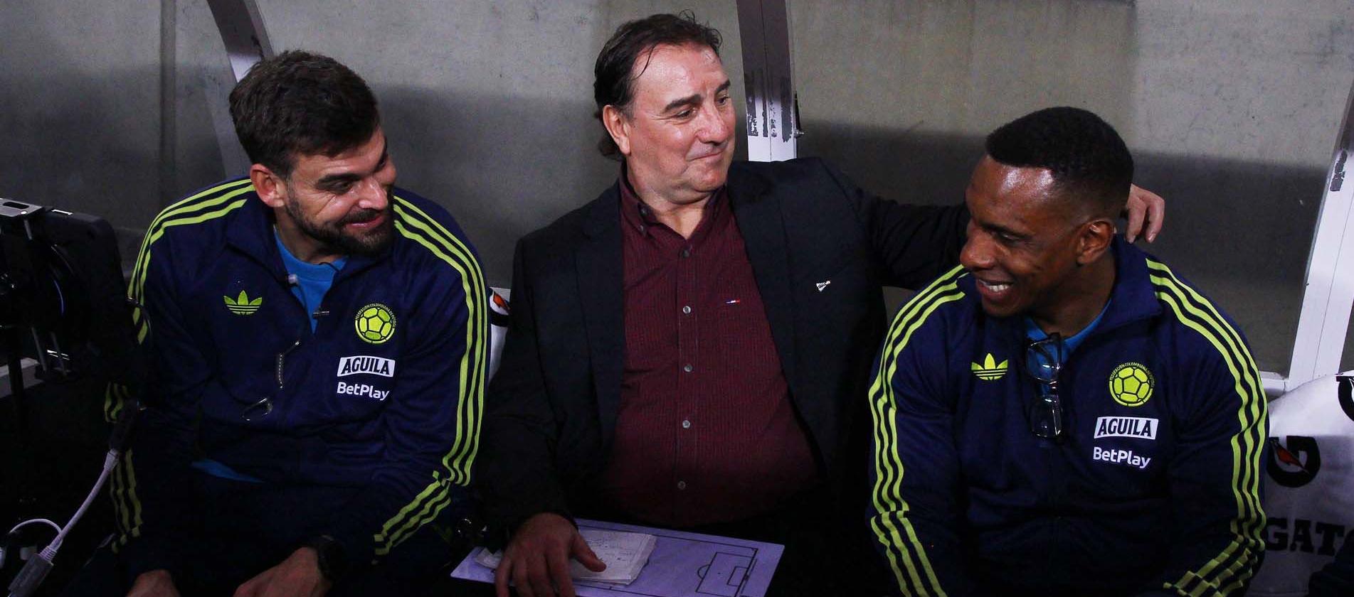 Néstor Lorenzo bromea con su asistente Luis Amaranto Perea. 