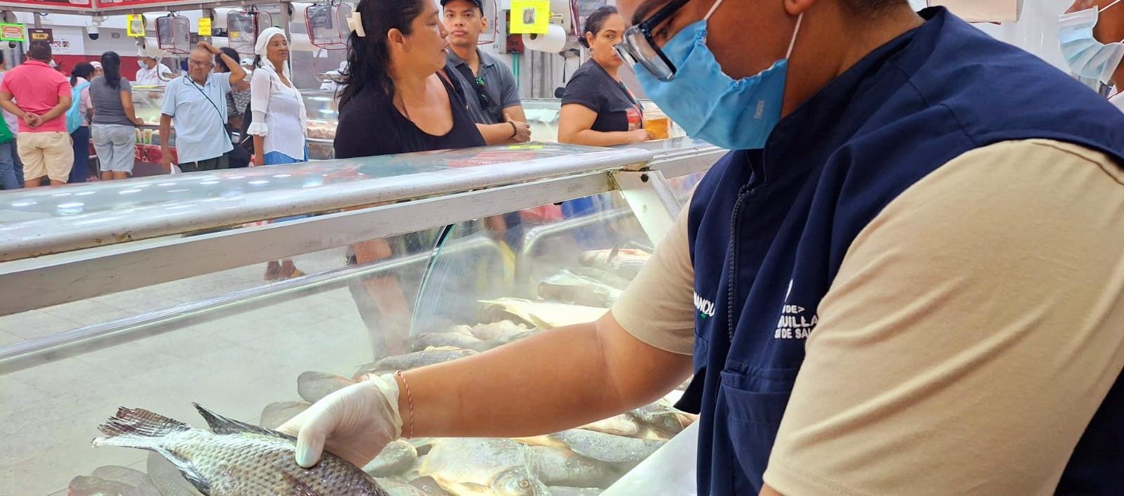 Personal de la Secretaría de Salud hace inspecciones de los alimentos en comercios. 