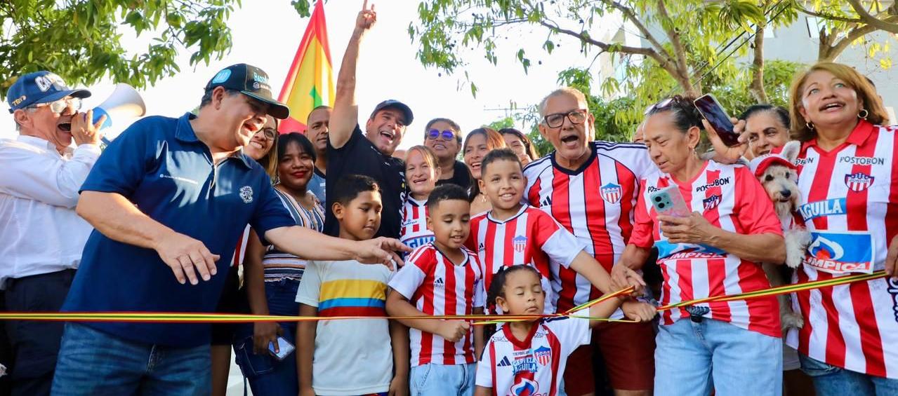 El alcalde de Barranquilla, Alejandro Char, con habitantes del barrio Las Palmas. 