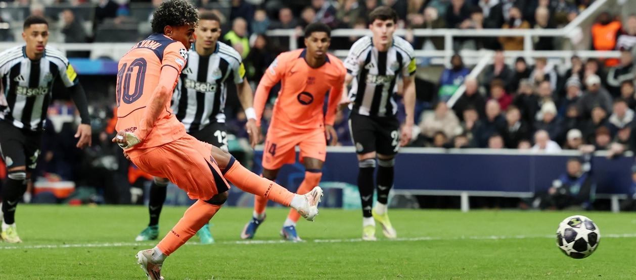 Lamine Yamal cobra el penalti que le dio el empate al Barcelona. 