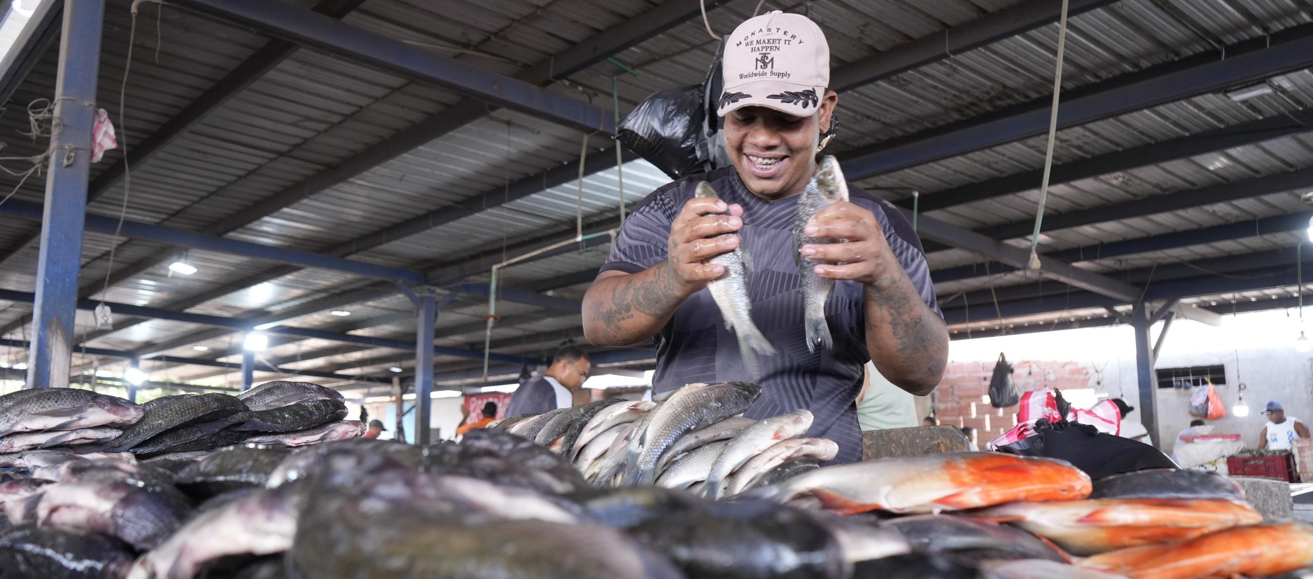 La Plaza del Pescado está ubicada en la ubicada en la calle 8 con carrera 42, en el sector de Barranquillita. 