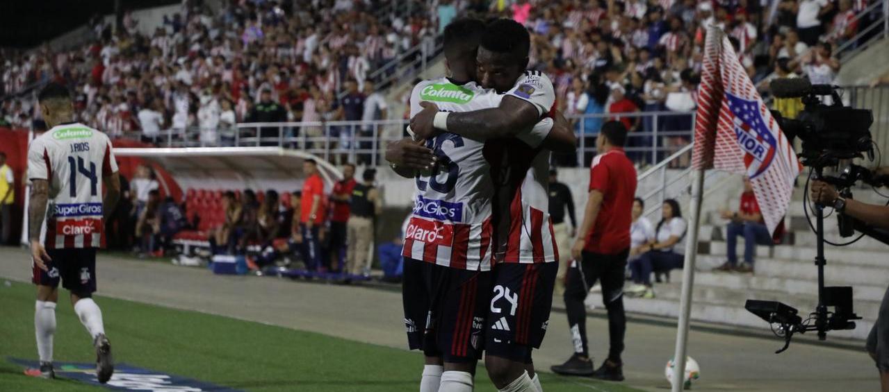 Jean Pestaña se confunde en un abrazo con Yeison Suárez, tras marcar el gol del triunfo de Junior sobre Fortaleza.