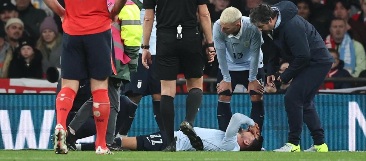 Joaquín Piquerez tendido en la grama tras sufrir la grave lesión contra Inglaterra.