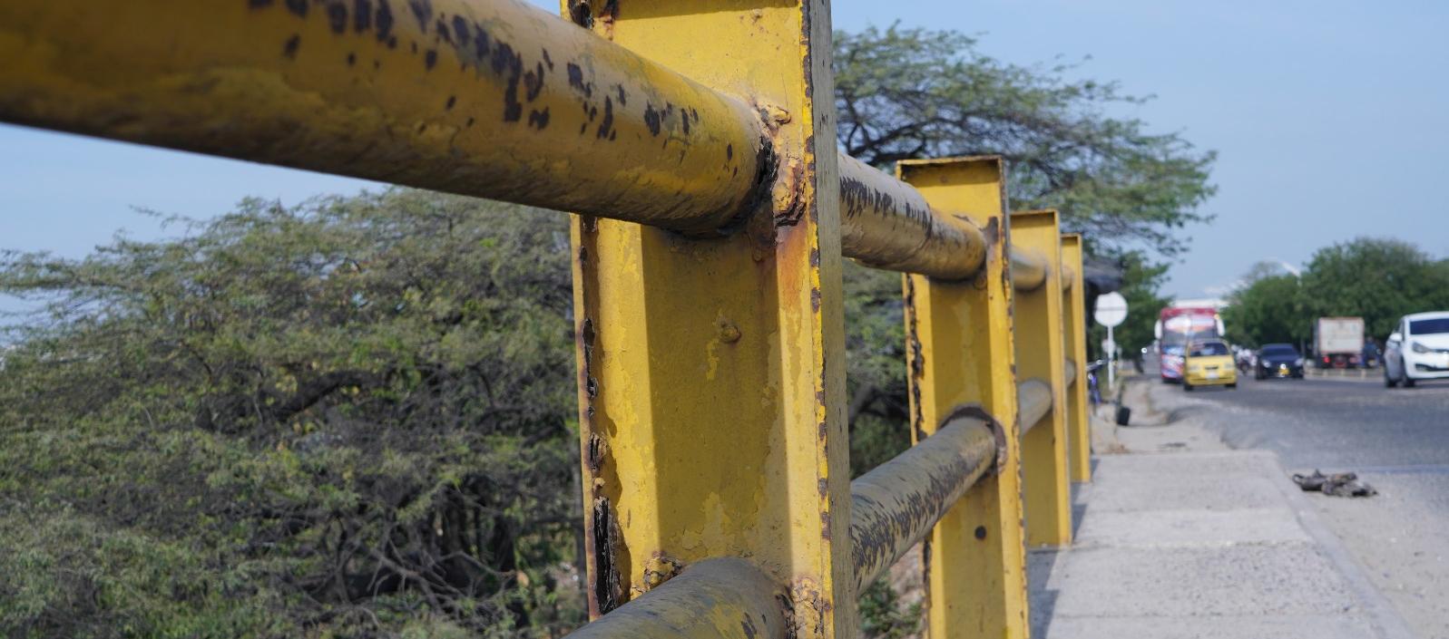 Las barandas del puente están en mal estado.