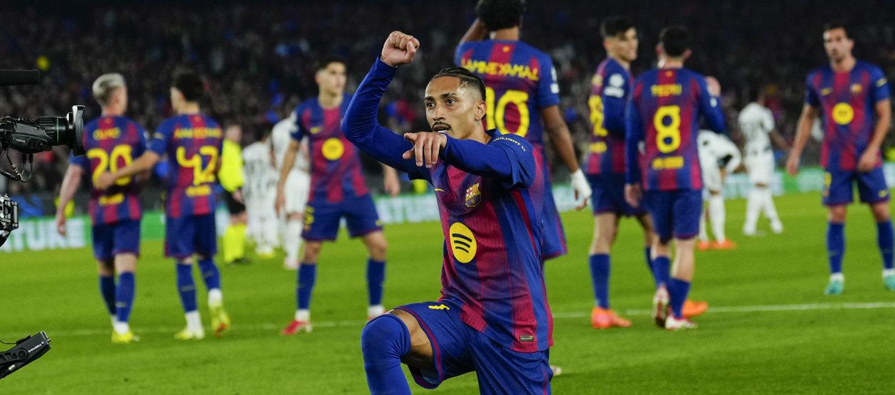 El brasileño Raphinha contribuyó con dos goles al triunfo del Barcelona.