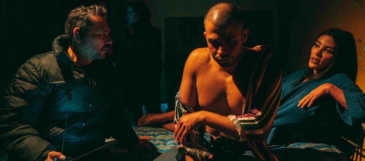 Lucho Velasco con los actores Juan Palau y Mara Cifuentes.