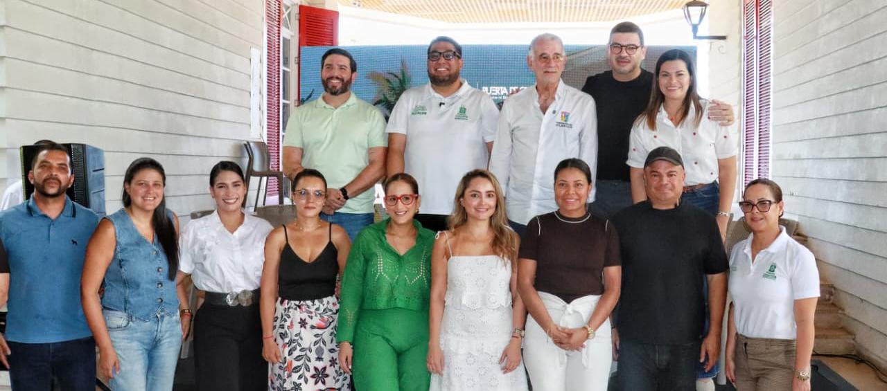 Gobernador Eduardo Verano junto a varios de sus funcionarios; alcalde de Puerto, Plinio Cedeño; propietarios de restaurantes en Muelle 1888.