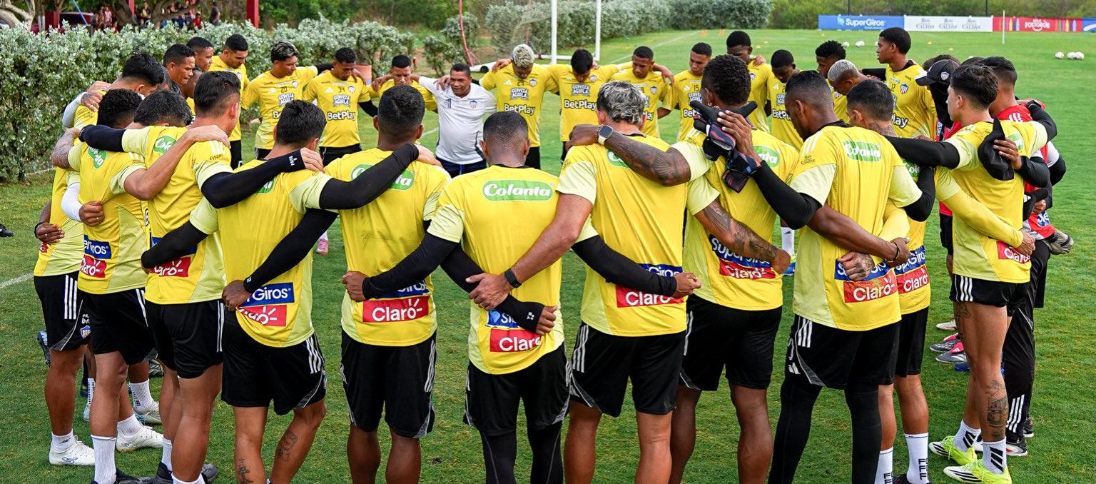 Grupo de jugadores de Junior durante el último entrenamiento previo al partido contra Internacional.
