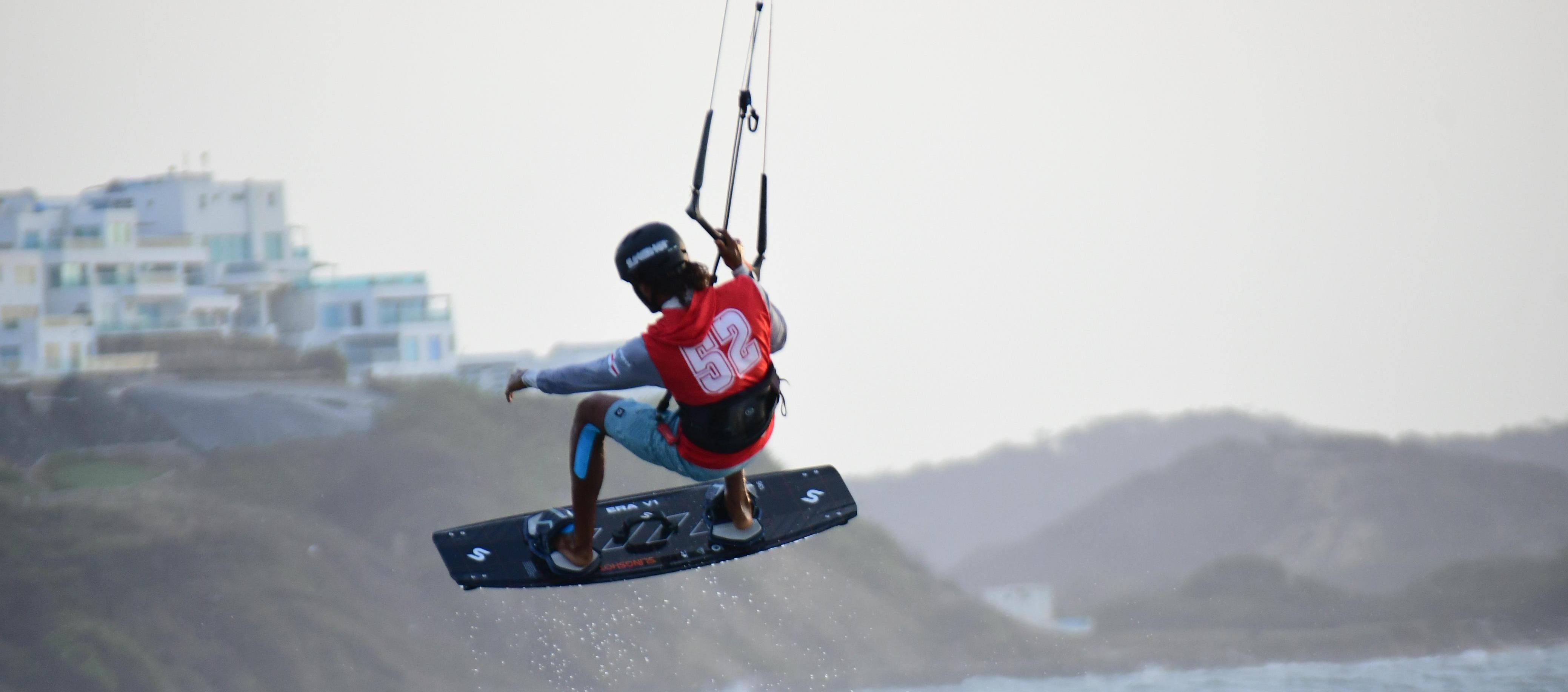 El viento de Salinas del Rey es considerado ideal para la práctica del kitesurf y el wing foil.
