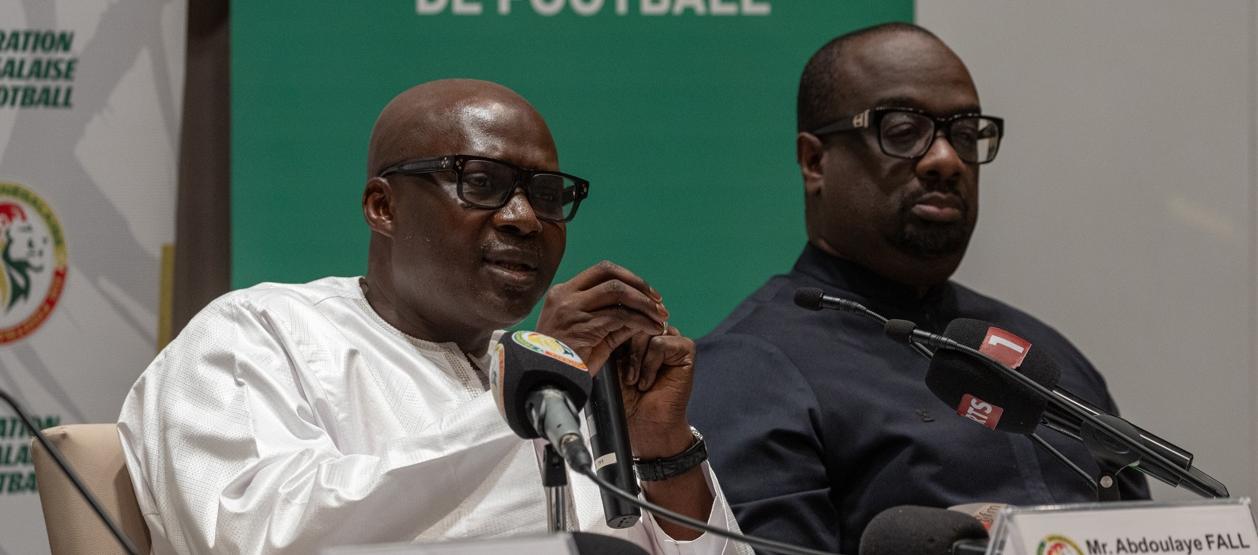 Abdoulaye Fall, presidente de la Federación Senegalesa de Fútbol, junto al vicepresidente, Babacar Ndiaye.