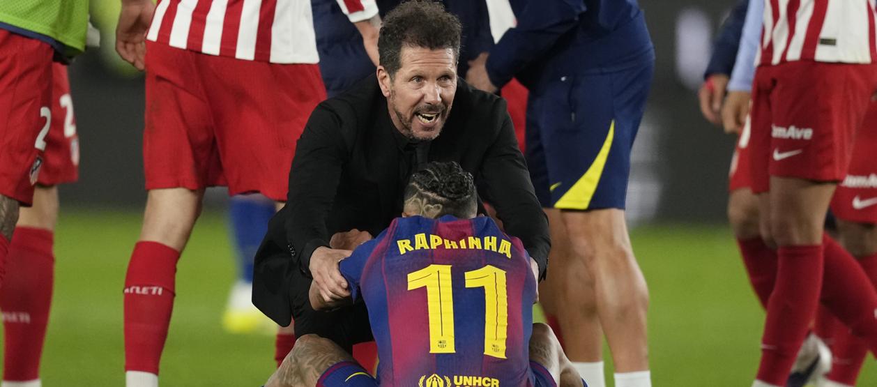 Diego Simeone, entrenador del Atlético de Madrid, consuela al brasileño Raphinha.
