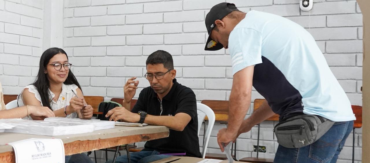 Muchos ciudadanos madrugaron para llegar a los puestos de votación. 