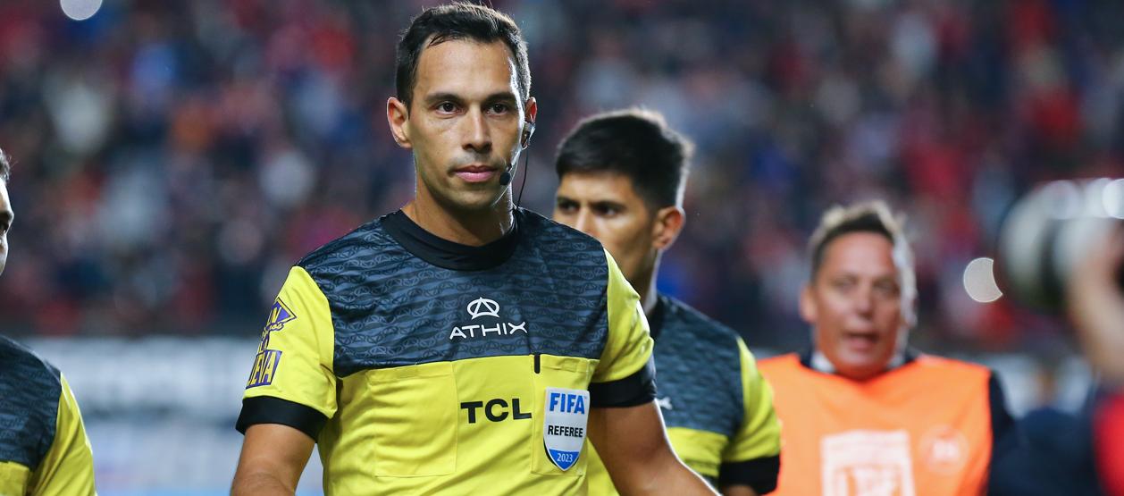 El argentino Facundo Tello, árbitro del partido Junior vs. Palmeiras.