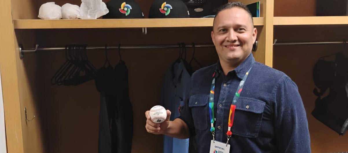 Maikol Tibabijo junto a su locker en el IoanDepot Park de Miami.