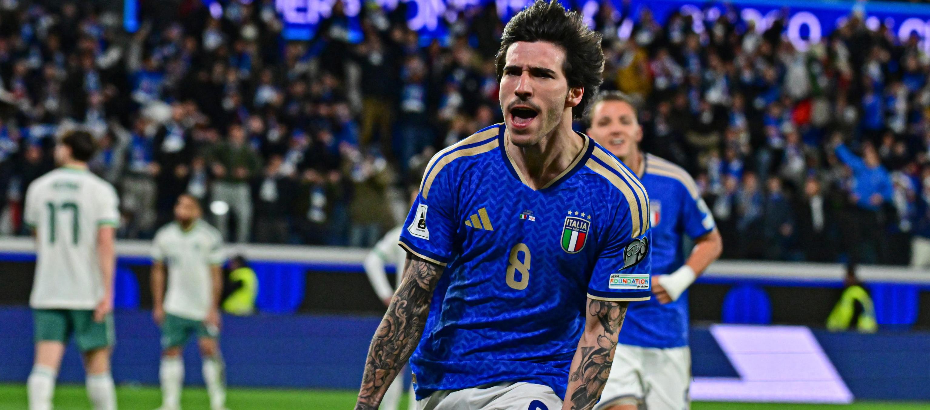 Sandro Tonali celebra tras marcar el primer gol de Italia. 