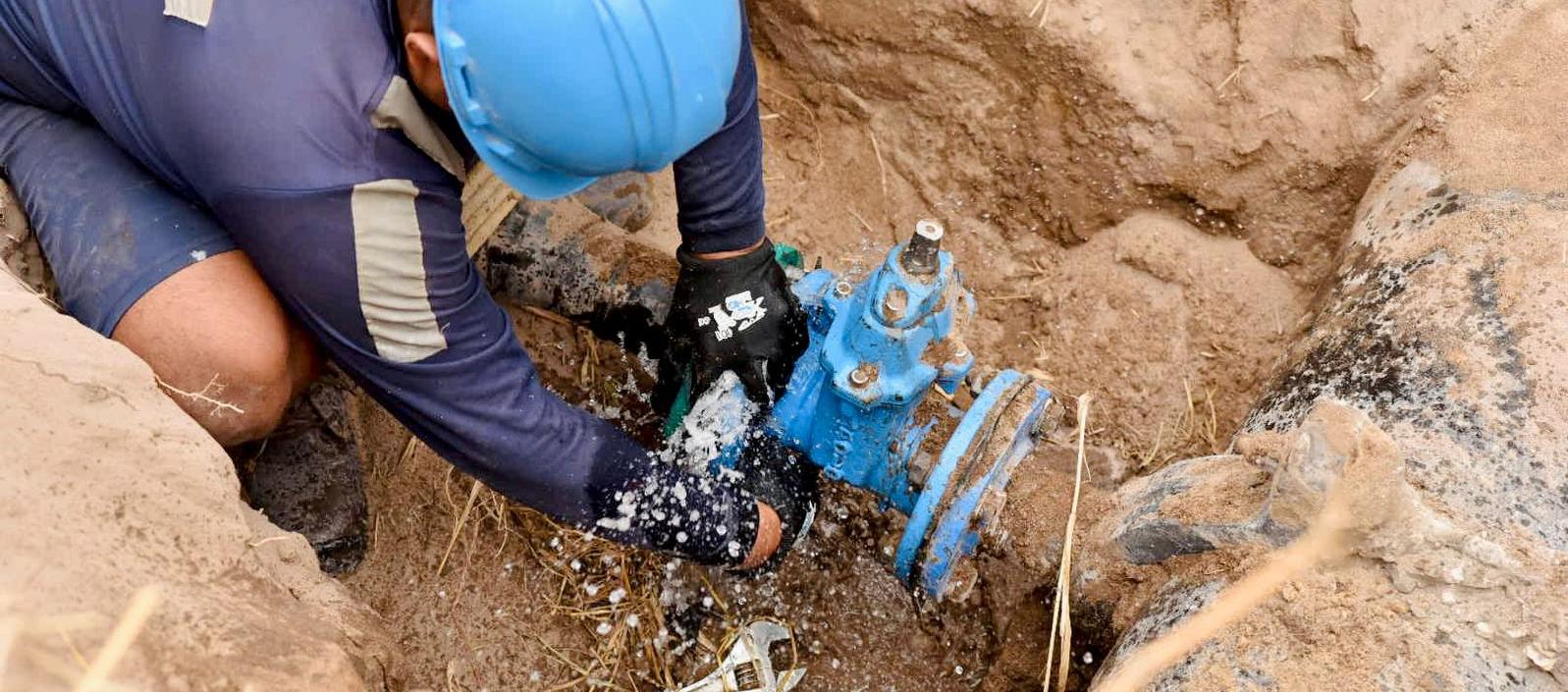 Operario de Triple A durante la revisión de conexiones de agua. 