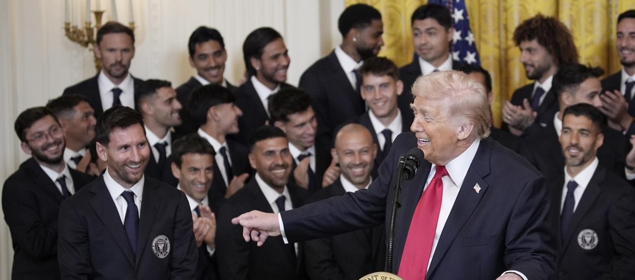 Donald Trump durante su encuentro con Messi y sus compañeros del Inter Miami. 