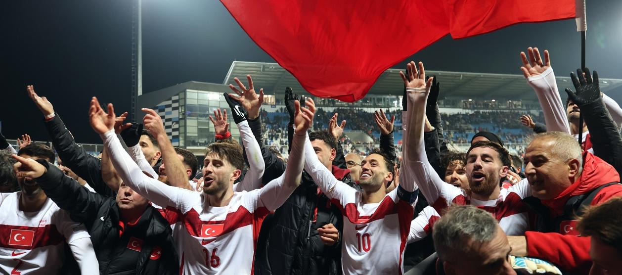 Jugadores de Turquía celebrando su paso al Mundial. 