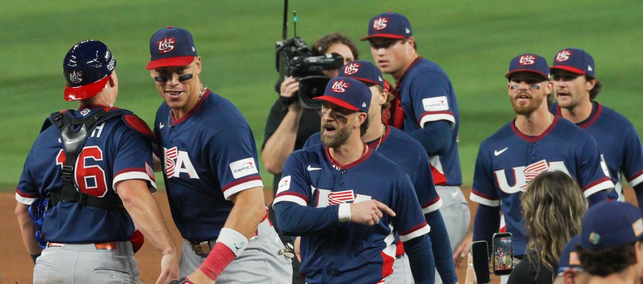 Los peloteros de Estados Unidos celebran tras eliminar a República Dominicana.