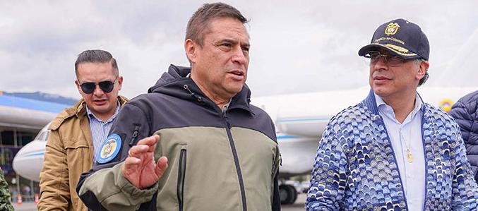 El general (r) Humberto​ Guatibonza, a la izquierda del Presidente Gustavo Petro