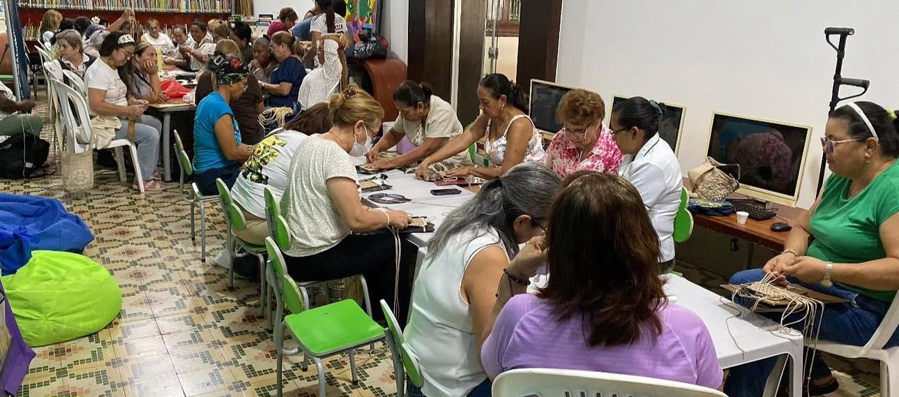 En el taller la creatividad se une para transformar. 