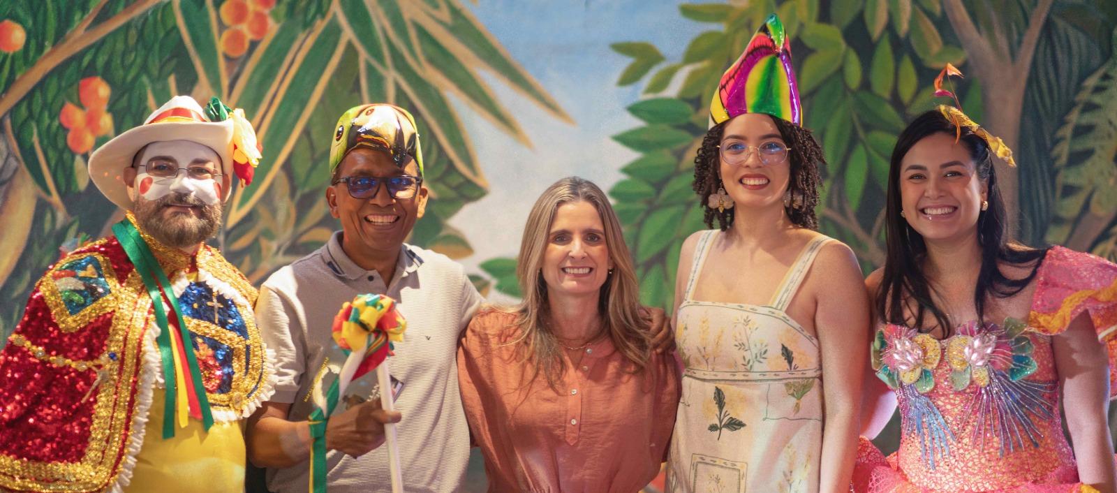 Directivos en el Carnaval de las Artes. 