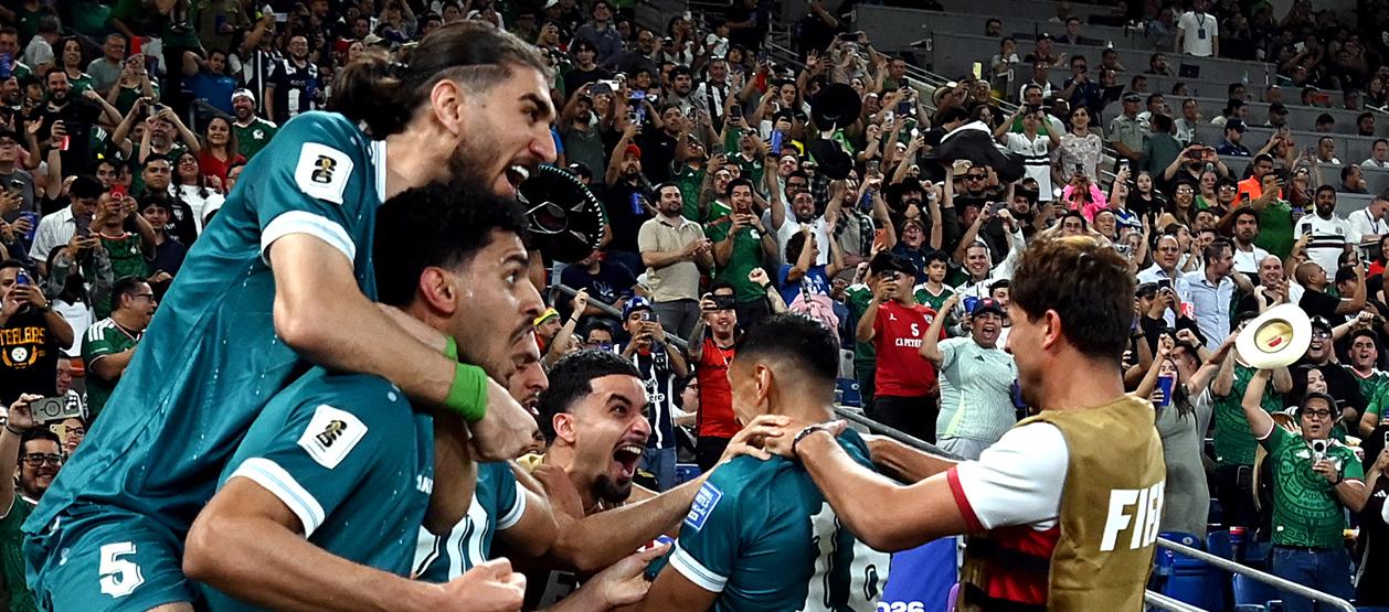 Jugadores de Irak celebran el primer gol ante Bolivia. 