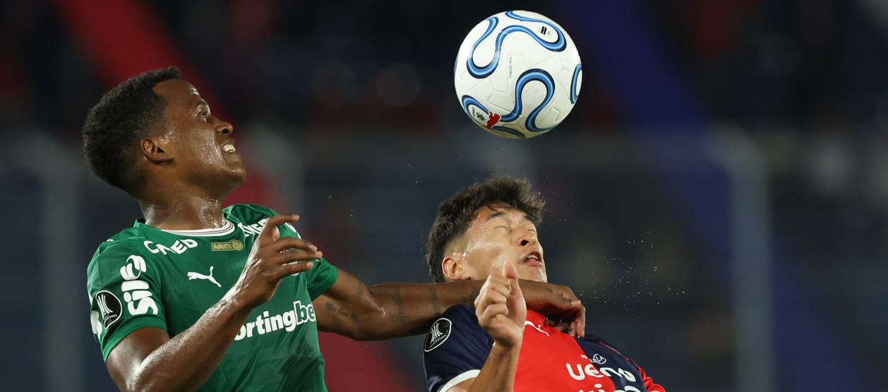 Jhon Arias, autor del gol del Palmeiras, disputa el balón con Rodrigo Gómez.