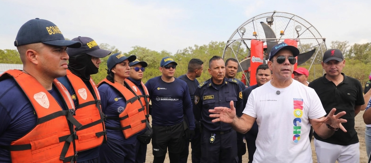 El alcalde Alejandro Char y el Cuerpo de Bomberos.