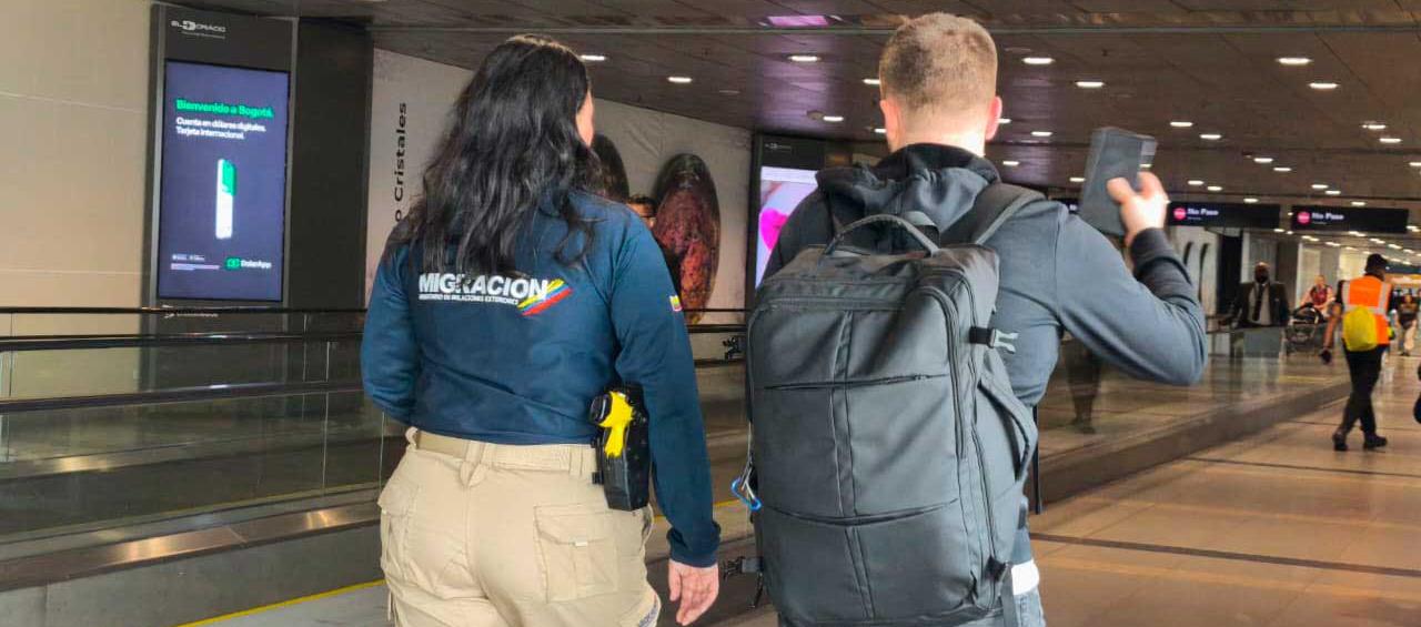 Ciudadano extranjero inadmitido.