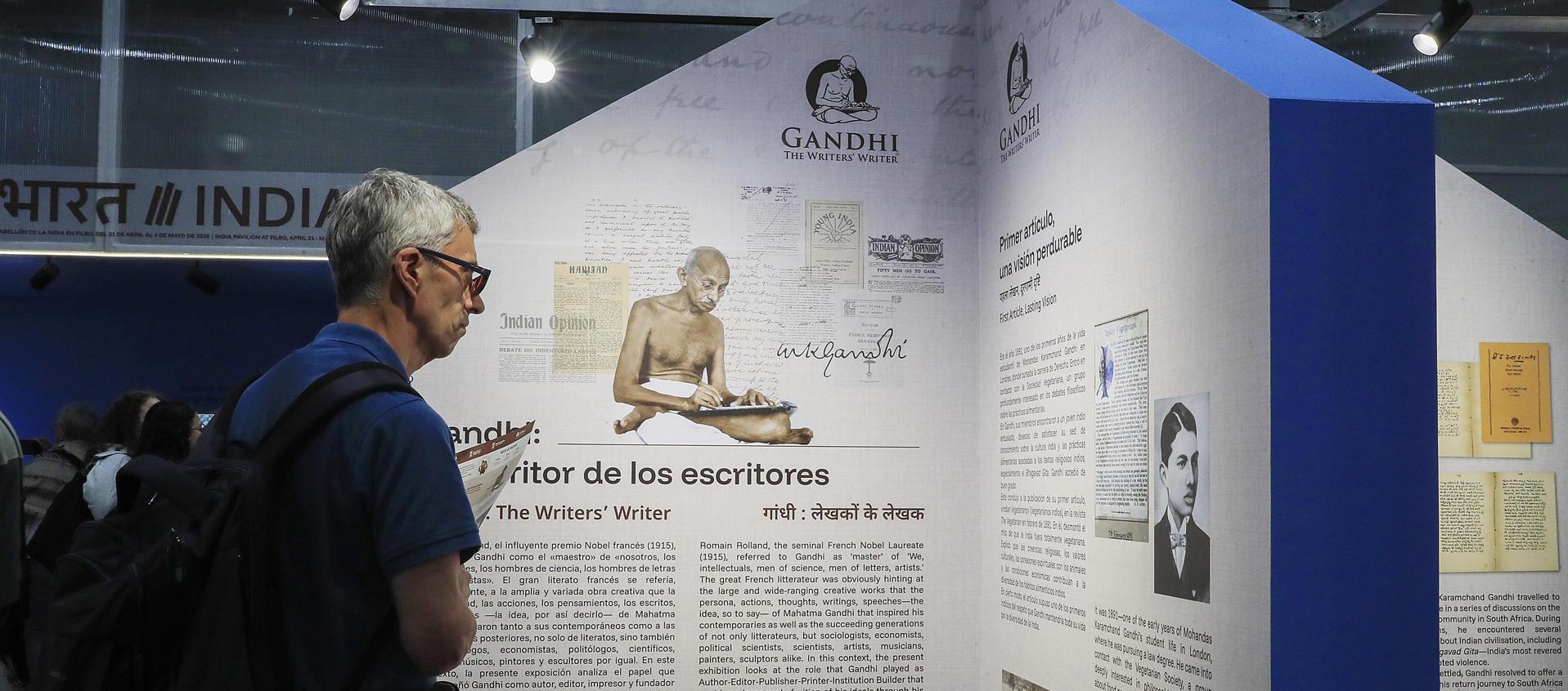 Una persona observa una exposición en el pabellón de la India,