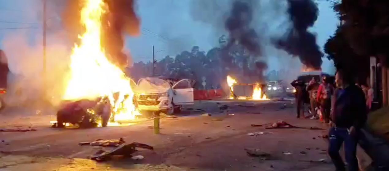 Los vehículos incendiados tras ser colisionados por la tractomula. 