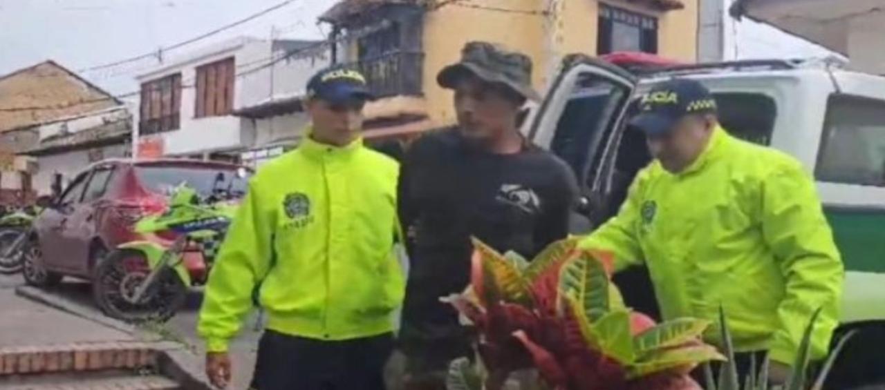 Alexander Díaz Alvarado tras ser capturado por la Policía. 