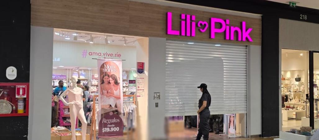 Funcionarios del CTI en instalaciones de una tienda de Lili Pink en el norte de Barranquilla. 