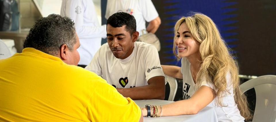 Gerente de Ciudad, Ana María Aljure, con uno de los beneficiarios de CrediChévere.