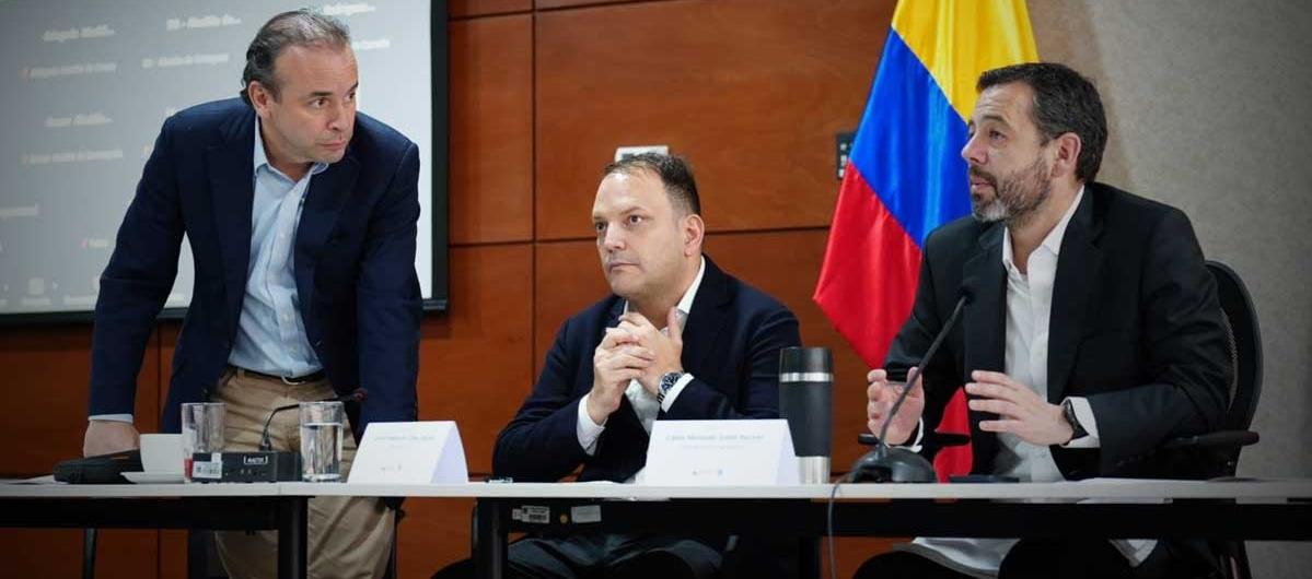 Andrés Santamaría, director ejecutivo de Asocapitales, con los alcaldes de Cali y Bogotá