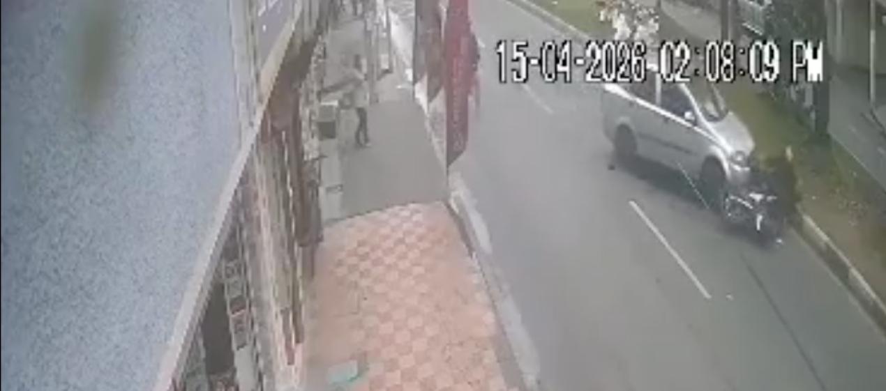 Momento en que los ladrones fueron embestidos por el conductor del vehículo. 