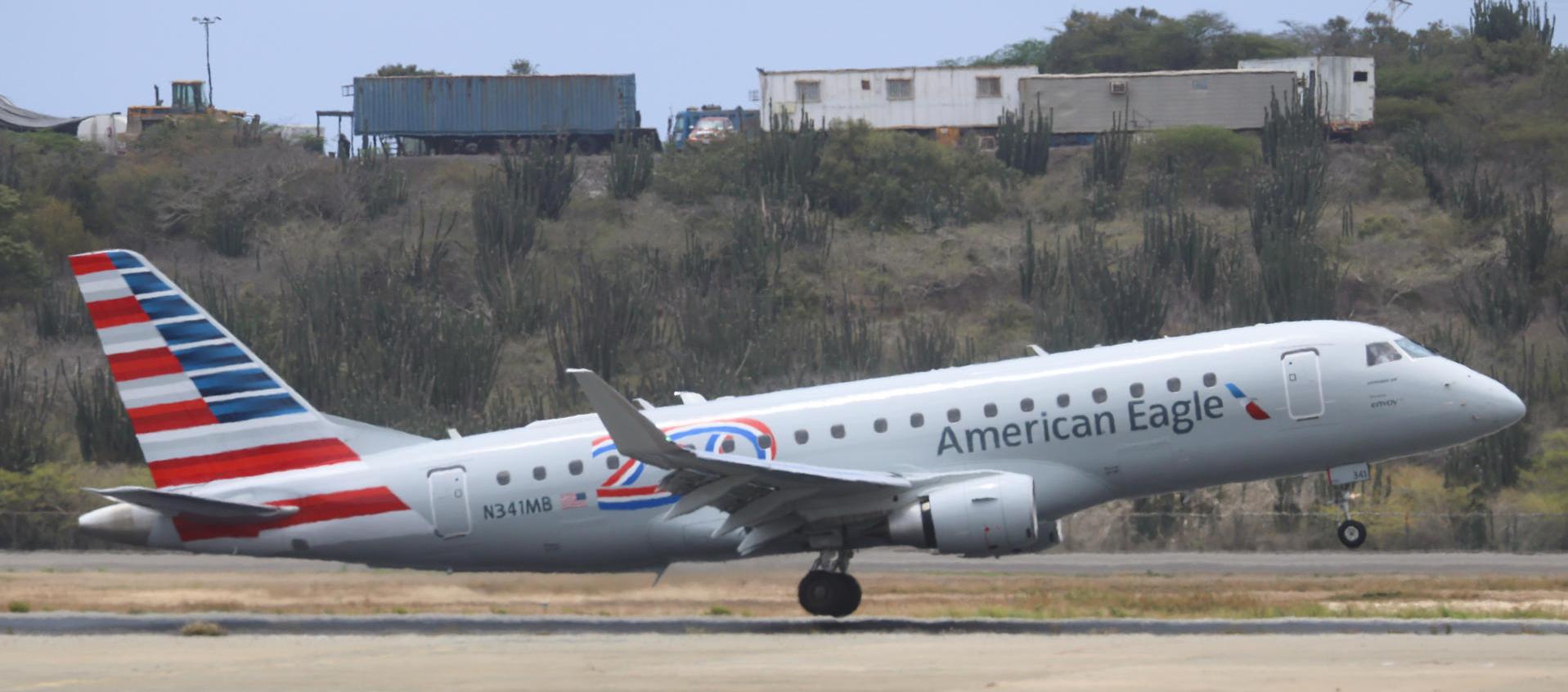 Avión aterrizando en el Aeropuerto Internacional Simón Bolívar de Maiquetía.