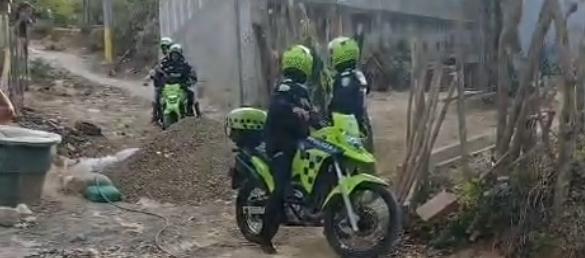 Momentos en que la Policía auxilia al hombre baleado junto a su familia. 