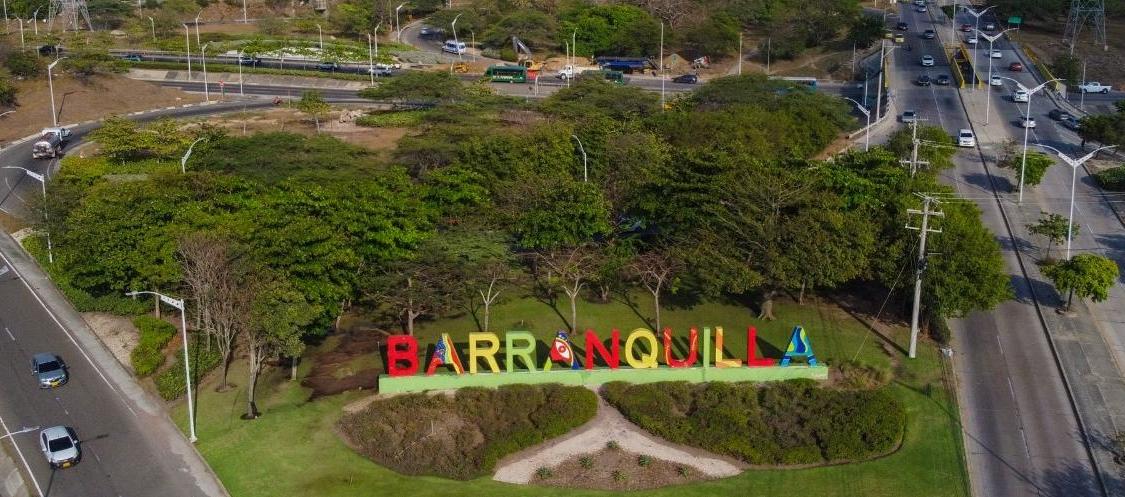 Aspecto de una de las entradas a Barranquilla y su representativo letrero de bienvenida.