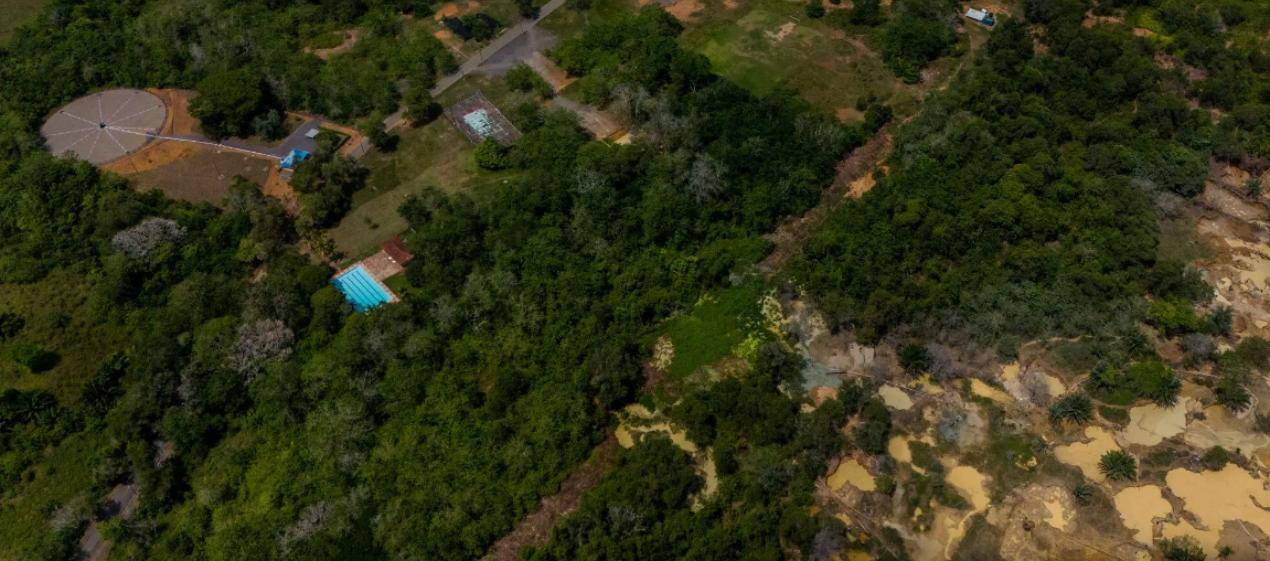 Imágenes del New York Times muestra la mina ilegal cerca de las edificaciones y de la piscina de la base militar. 