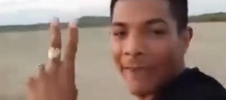 Alias 'Bendito Menor' paseando en moto por La Guajira. 