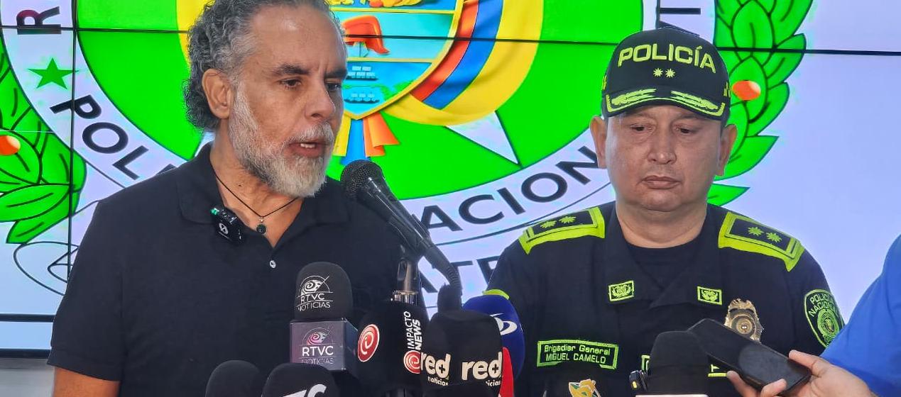 El Ministro del Interior, Armando Benedetti, y el general Miguel Camelo, comandante de la Policía Metropolitana de Barranquilla.
