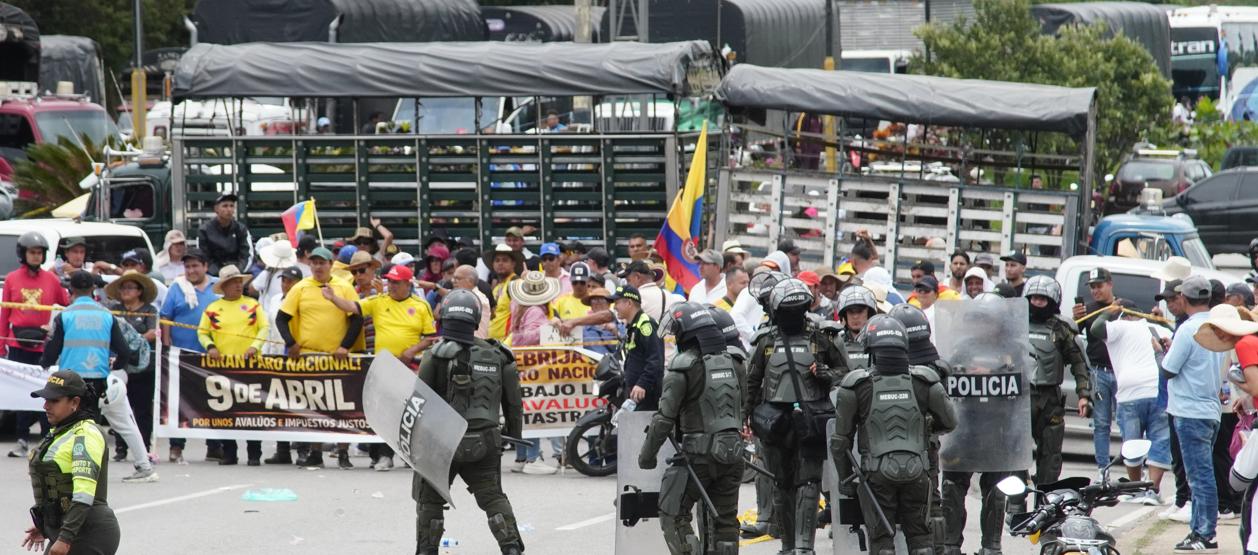 Imagen del bloqueo de la carretera que conduce al aeropuerto Internacional Palonegro.