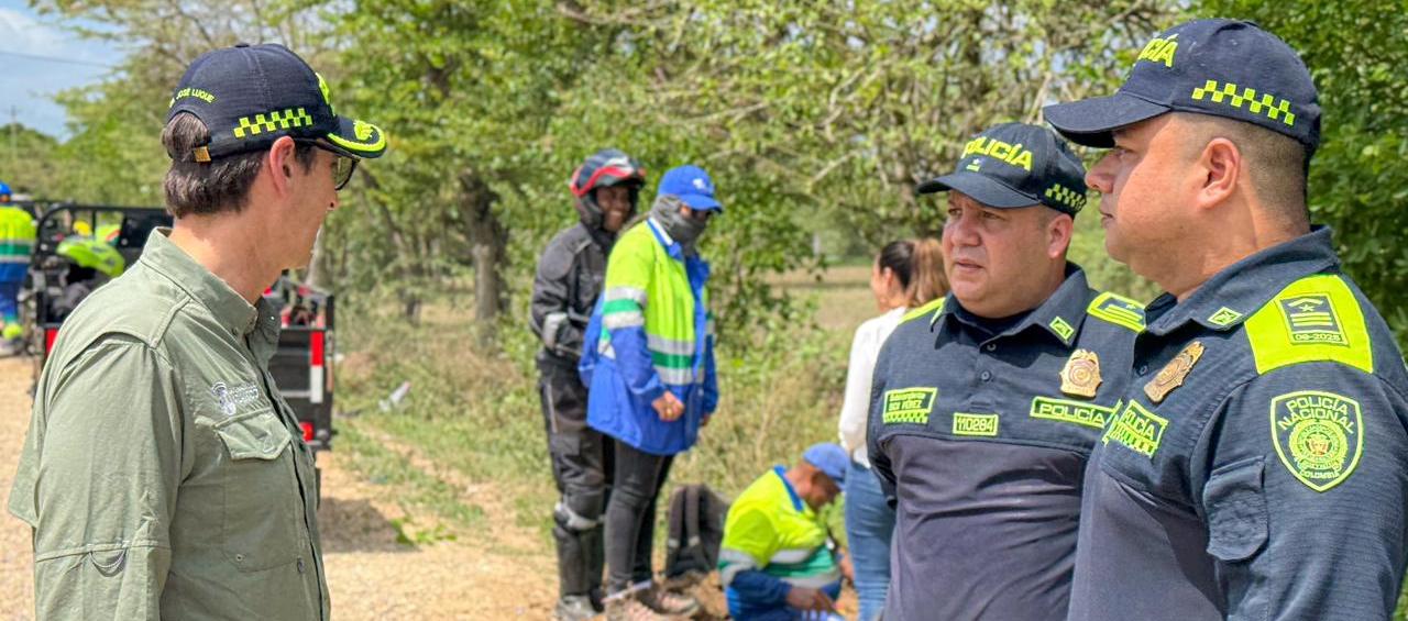 Autoridades en el operativo contra el robo del agua.