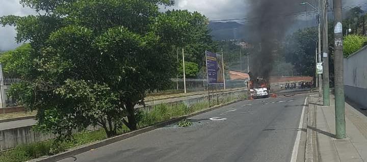 Vehículo que explotó en cercanías al Batallón Pichincha.
