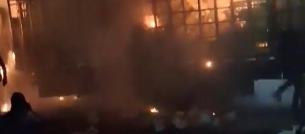 Camión avícola incinerado.