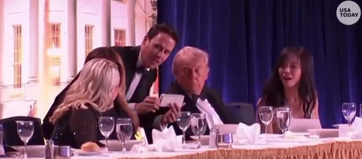 Donald Trump ante de ser sacado del salón a donde asistía. 